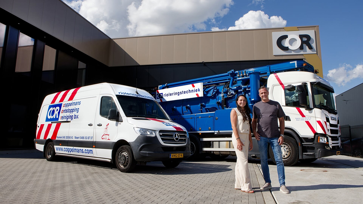 Charon en Fabian Coppelmans voor het bedrijfspand van C.O.R. Coppelmans